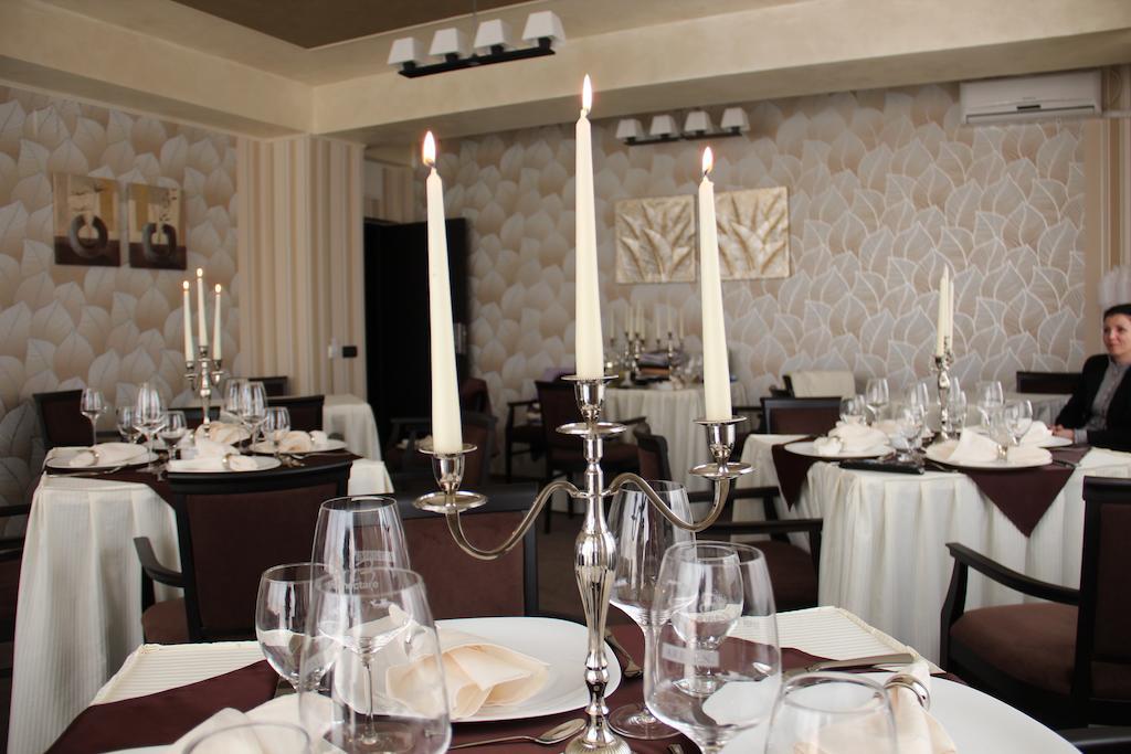Enigma Pension Târgu Jiu Buitenkant foto