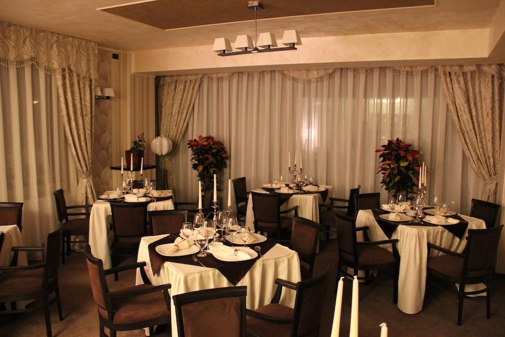 Enigma Pension Târgu Jiu Buitenkant foto