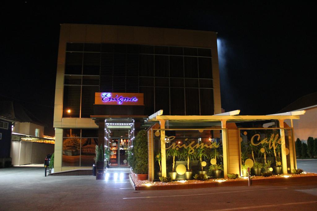 Enigma Pension Târgu Jiu Buitenkant foto